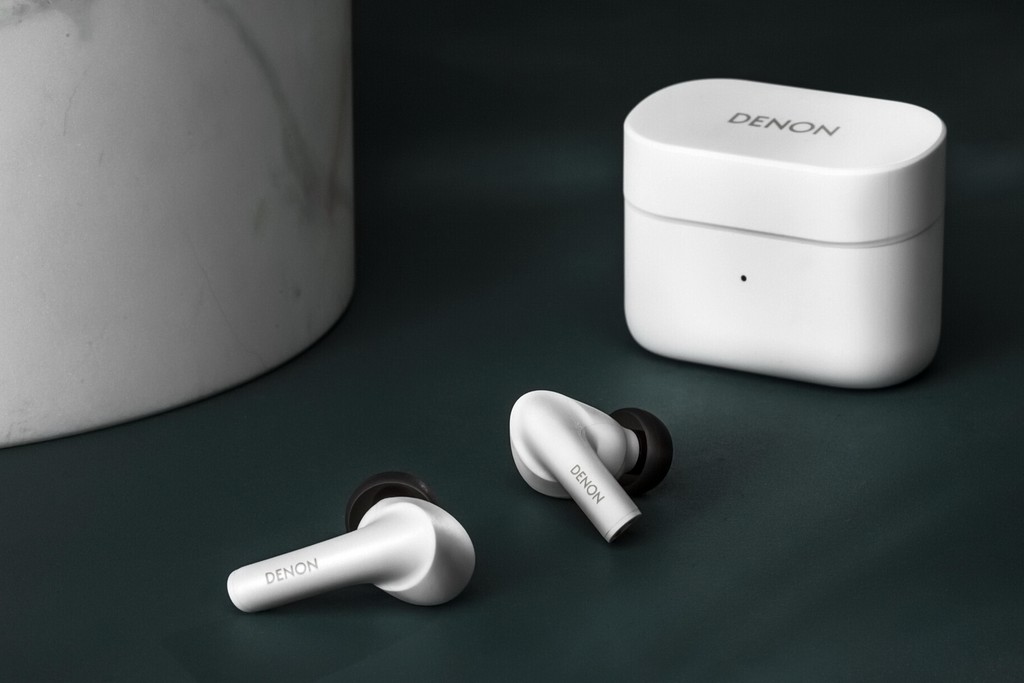 A któż to pojawił się na rynku "true wirelessów"? Oto słuchawki Denon AH-C830NCW i AH-C630W