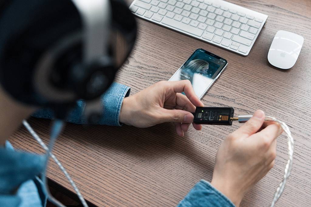 Mobilne przetworniki stworzone we współpracy z ESS Technology - Questyle M12 i M15