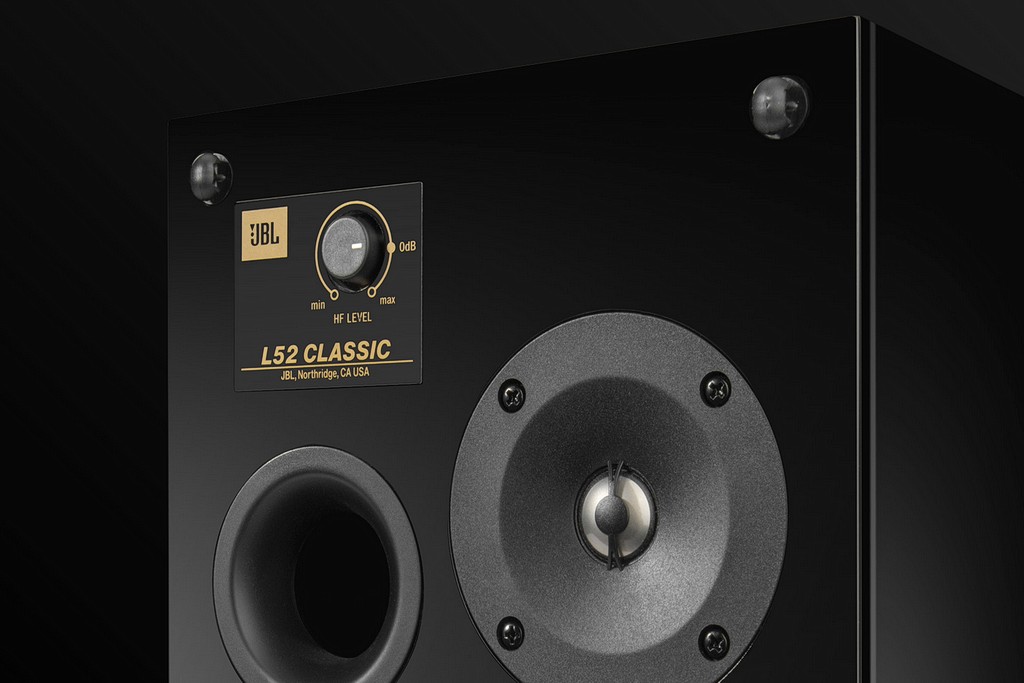 Ulepszone klasyki w eleganckiej czerni - JBL Classic Black Edition