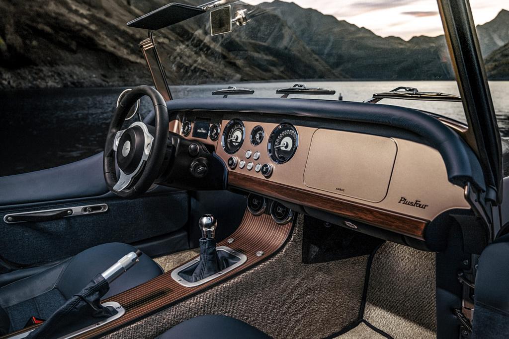 Morgan Plus Four z systemem car audio Sennheisera