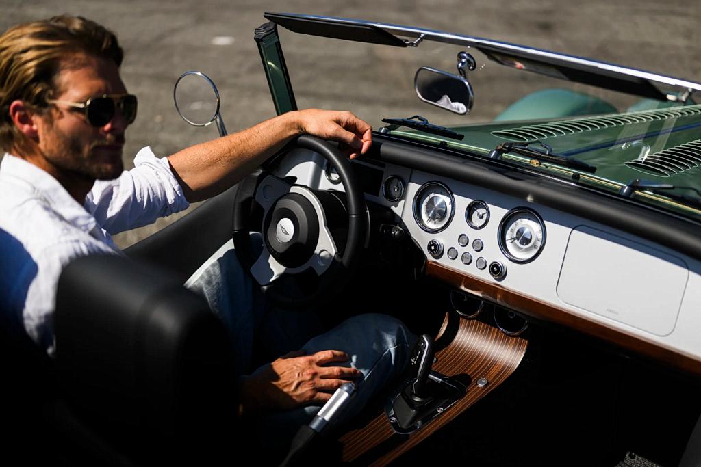 Morgan Plus Four z systemem car audio Sennheisera