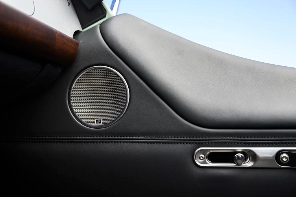 Morgan Plus Four z systemem car audio Sennheisera