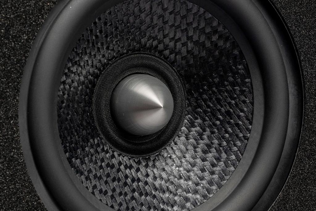 Kevlar, nowa kopułka i smuklejszy kształt - Davis Acoustics Courbet S2