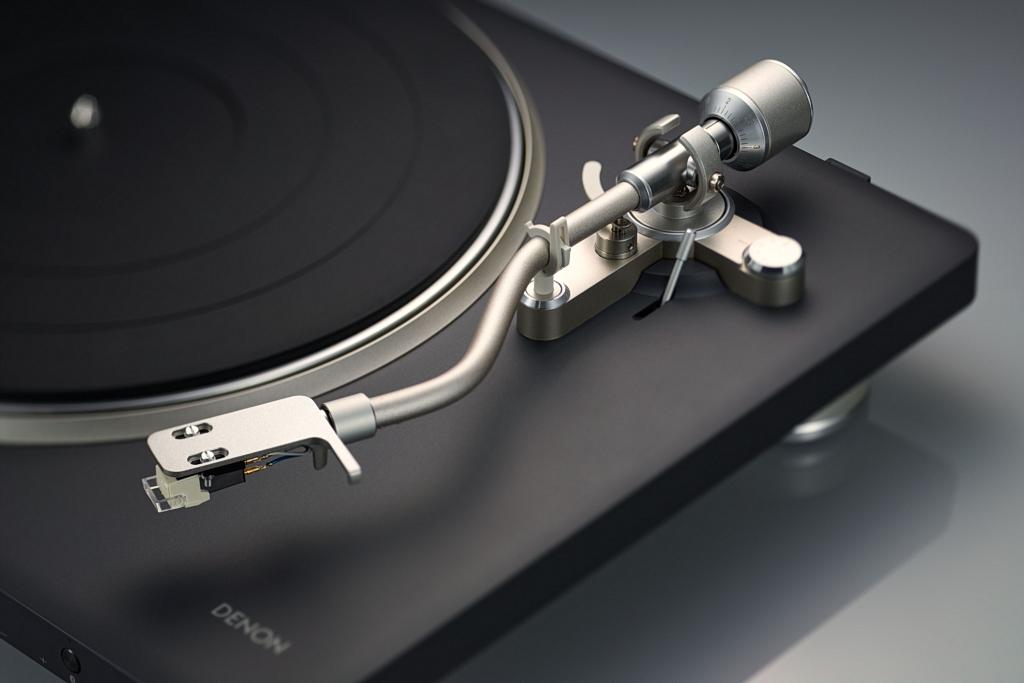 Gramofon dla tych, którzy lubią winyle, ale niekoniecznie kable - Denon DP-500BT