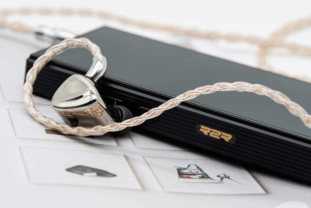 Przenośny odtwarzacz z 24-bitową drabinką R2R i mocą 1100 mW na kanał - FiiO M33