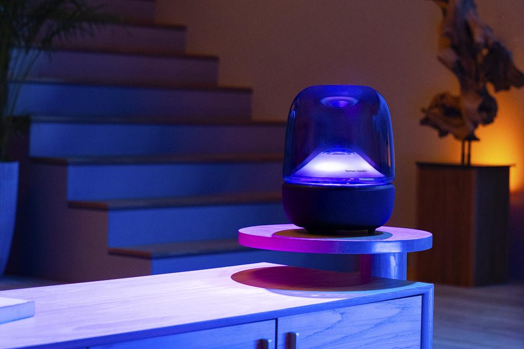 Głośnik, który łączy światło i dźwięk - Harman Kardon Aura Studio 5