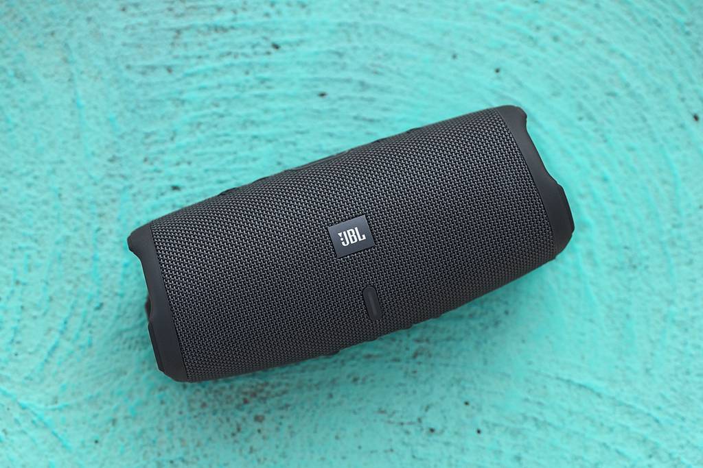 Muzyka i powerbank w plenerze - JBL Charge Essential 3 SE