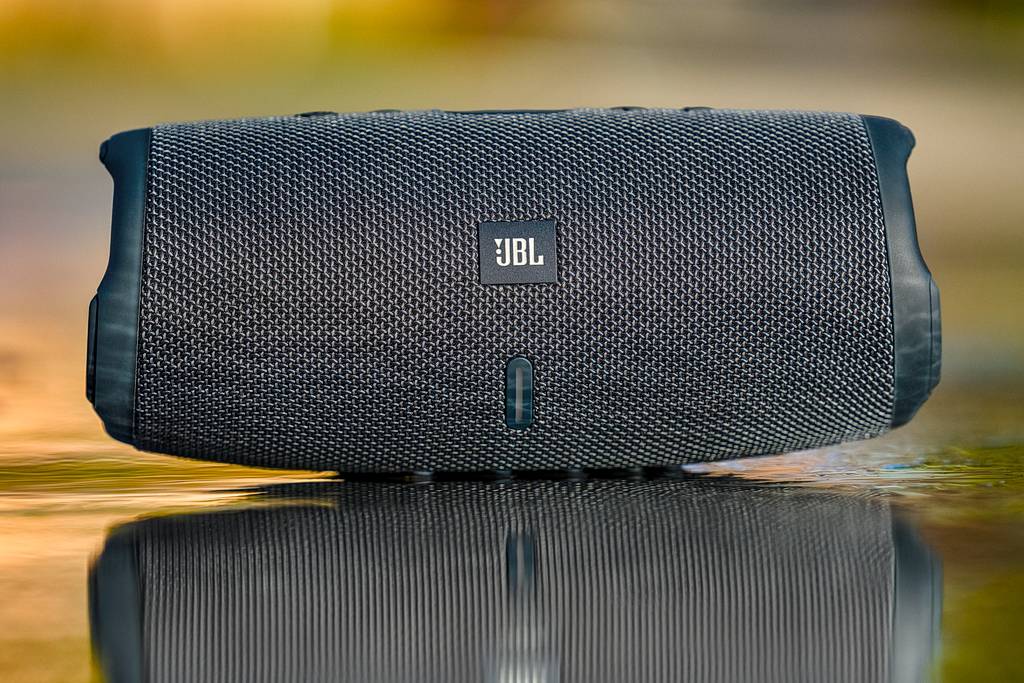Muzyka i powerbank w plenerze - JBL Charge Essential 3 SE