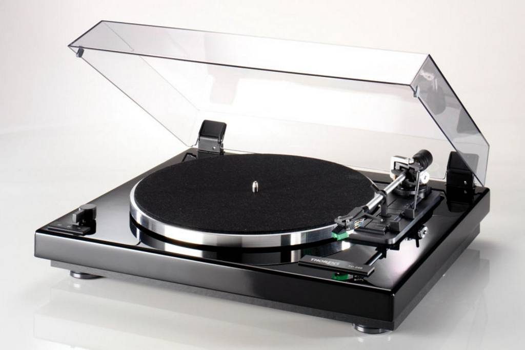 Купить виниловый проигрыватель в екатеринбурге. Thorens td 240. Thorens td 240-2. Проигрыватель виниловых пластинок Thorens td-190. Проигрыватель винила Thorens td 240-2.