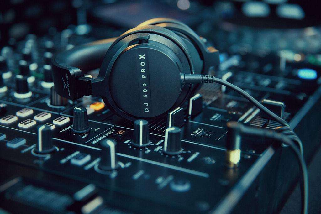 Wszechstronne słuchawki dla sceny i studia - Beyerdynamic DJ 300 PRO X i DJ 300 PRO X Club