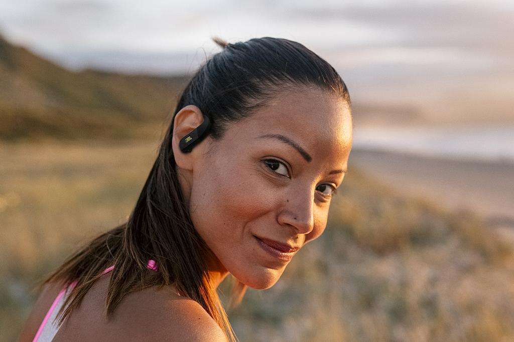 Sportowe słuchawki z ciekawymi haczykami - JBL Endurance Peak 4